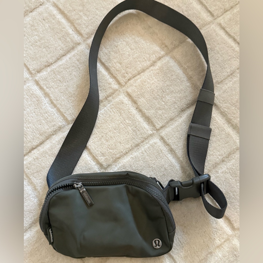 lululemon olive “everywhere belt bag “